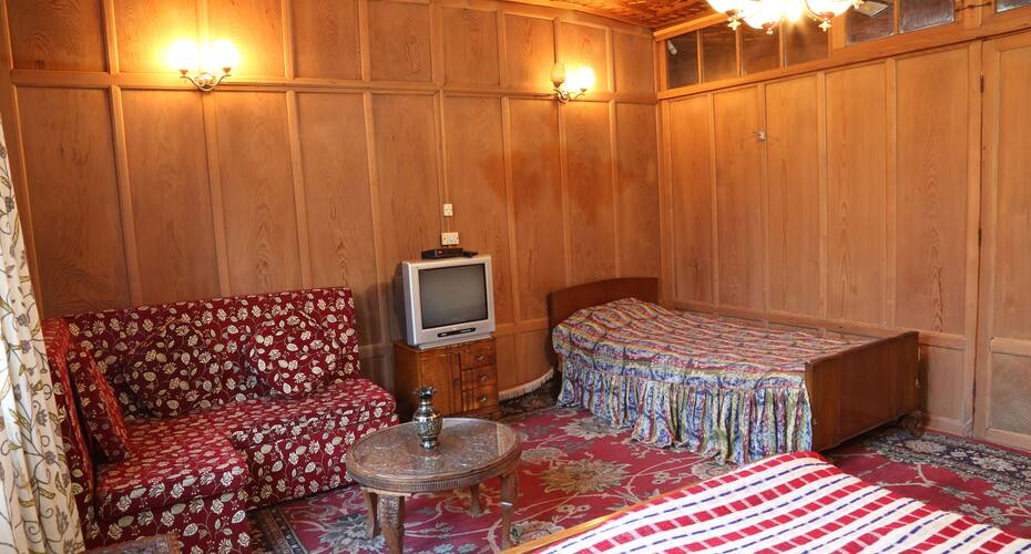 Humayun Palace Houseboat, Srinagar 3